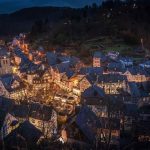 Une vue aérienne du village illuminé au crépuscule maisons et église
