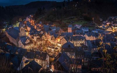 Une vue aérienne du village illuminé au crépuscule maisons et église