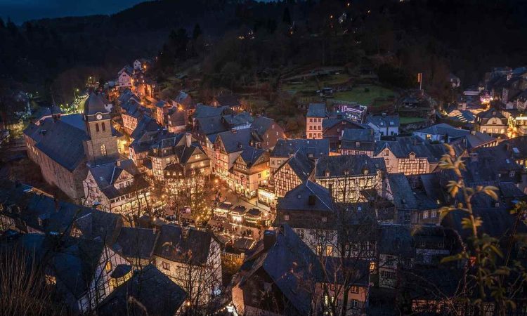 Une vue aérienne du village illuminé au crépuscule maisons et église
